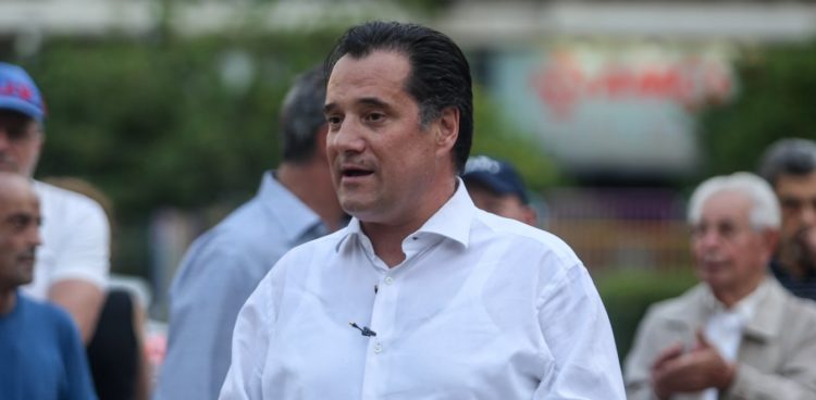 Οι τράπεζες άρχισαν τις εξώσεις, ακόμα και ηλικιωμένων, με τη χρησιμοποίηση 10άδων αστυνομικών, αλλά ο Άδωνις σφυρίζει κλέφτικα