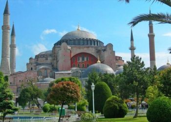 Γαλλία: H Αγία Σοφία πρέπει να παραμείνει ανοιχτή για όλους