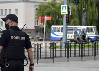 Ουκρανία: Ανθρωποκυνηγητό – Ο ένοπλος άφησε τον αξιωματικό και διέφυγε σε ένα δάσος