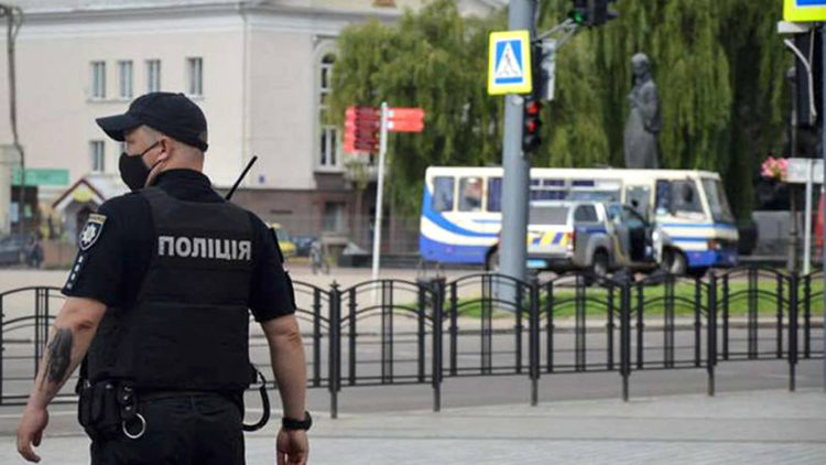 Ουκρανία: Ανθρωποκυνηγητό – Ο ένοπλος άφησε τον αξιωματικό και διέφυγε σε ένα δάσος