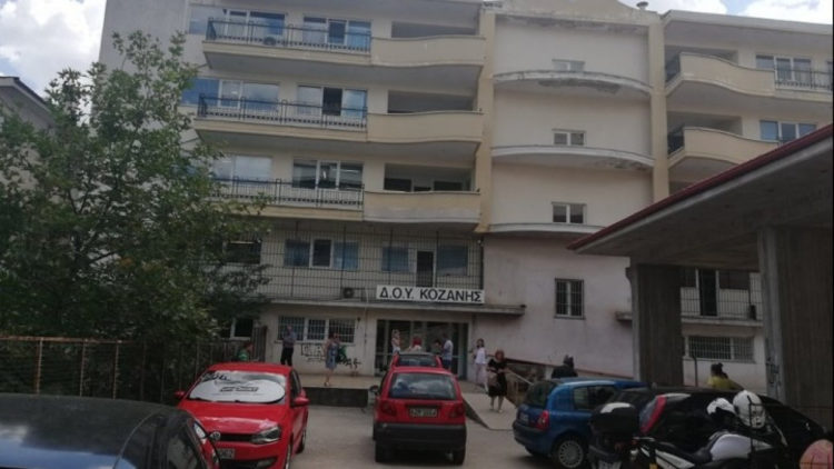 ΔΟΥ Κοζάνης – Επίθεση με τσεκούρι: Ψάχνουν απαντήσεις στο κινητό του δράστη