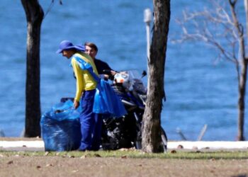 Μπολσονάρο : Με κορονοϊό και χωρίς μάσκα συνομιλεί με εργαζόμενους