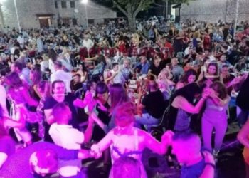 Απίστευτες εικόνες συνωστισμού σε πανηγυρι στην Αλίαρτο, παρουσία Βουλευτών (photos)