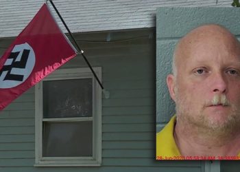 ΗΠΑ: 26χρονη προσπάθησε να κατεβάσει ναζιστική σημαία και πυροβολήθηκε τέσσερις φορές