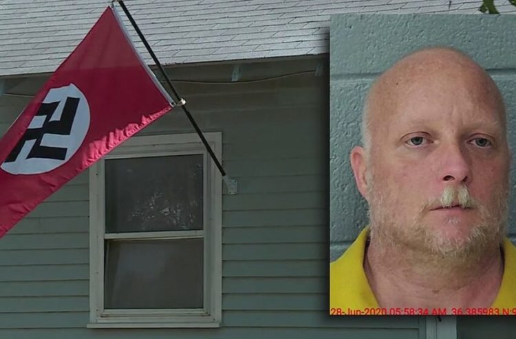 ΗΠΑ: 26χρονη προσπάθησε να κατεβάσει ναζιστική σημαία και πυροβολήθηκε τέσσερις φορές