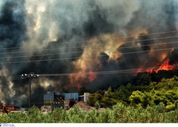 Κεχριές Κορινθίας: Ανεξέλεγκτη η φωτιά  – Μέσα στα σπίτια οι φλόγες