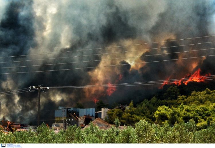 Κεχριές Κορινθίας: Ανεξέλεγκτη η φωτιά – Μέσα στα σπίτια οι φλόγες