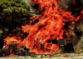 Ανεξέλεγκτη η φωτιά στις Κεχριές – Εκκενώνεται και άλλος οικισμός