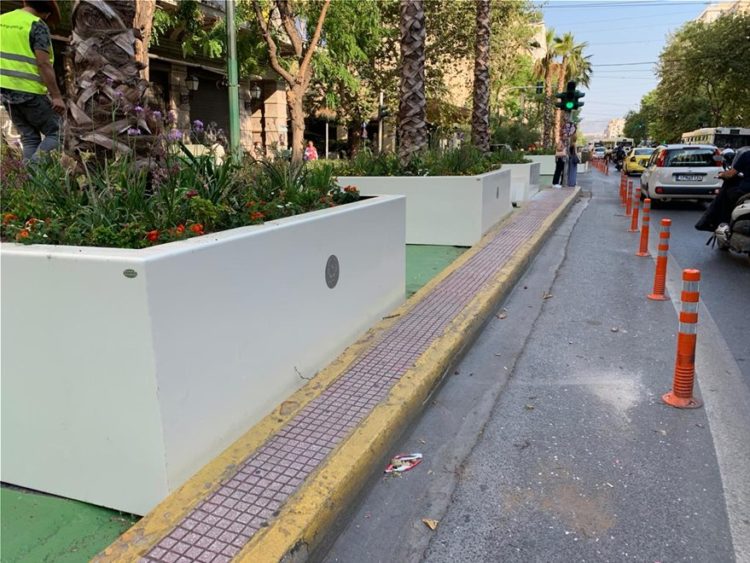 Καθαρίστηκαν οι ζαρντινιέρες του Μεγάλου Περιπάτου – Μπακογιάννης: Όσοι προσπαθούν να καταστρέψουν, ματαιοπονούν