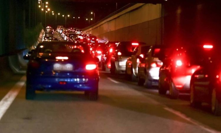 Ουρές χιλιομέτρων σε Αθηνών – Κορίνθου και Αθηνών – Λαμίας