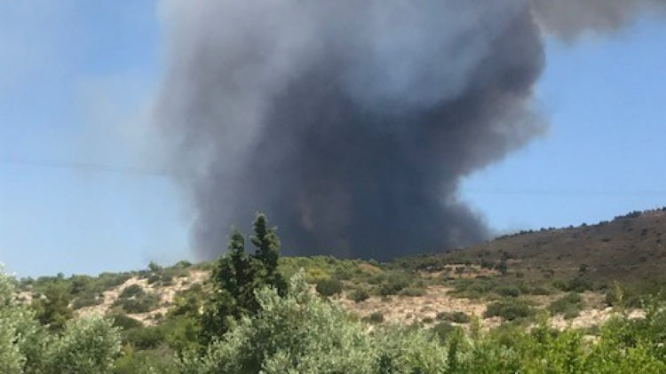 Φωτιά στο Λαύριο: Στο σημείο ο Νίκος Χαρδαλιάς – Εκκένωση οικισμών