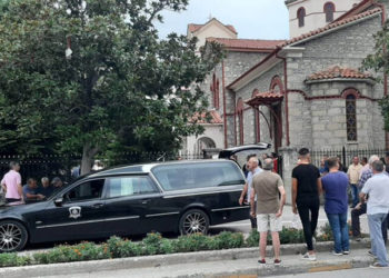 Τρίκαλα: Θρήνος στην κηδεία της 16χρονης