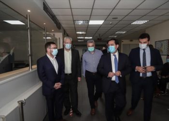 Στη Διεύθυνση Αλλοδαπών ο Μηταράκης: Πιο γρήγορα η έκδοση διαβατηρίων και ΑΦΜ