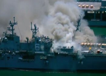 Πυρκαγιά σε πολεμικό πλοίο των ΗΠΑ μετά από έκρηξη
