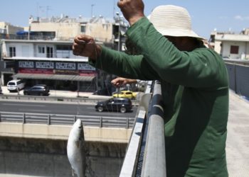 Απίστευτο – Ψαρεύουν κέφαλους στον Κηφισό (photos)