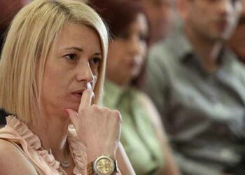 Η Ραχήλ Μακρή ζητά βεβαίωση από Κικίλια και Κεραμέως για να φορέσει μάσκα