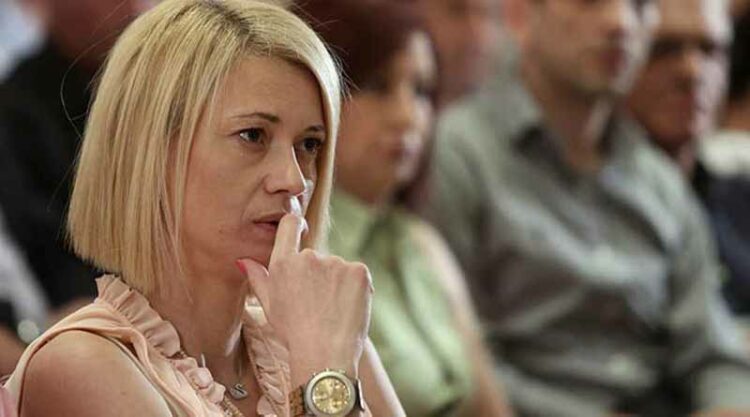 Η Ραχήλ Μακρή ζητά βεβαίωση από Κικίλια και Κεραμέως για να φορέσει μάσκα