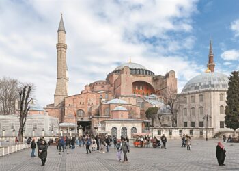 Αγία Σοφία: Πένθιμα χτυπούν οι καμπάνες στους ναούς της χώρας