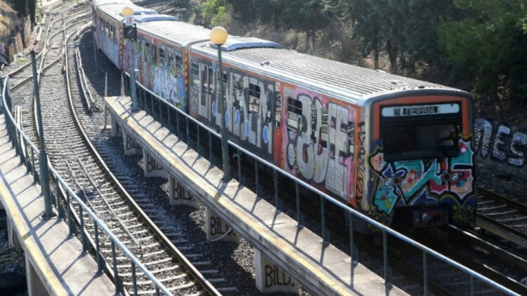 Μια γυναίκα έπεσε στις γραμμές του ηλεκτρικού στο Θησείο