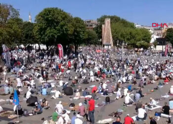 Άνοιξε η Αγία Σοφία – Κόσμος συρρέει για την πρώτη μουσουλμανική προσευχή (βιντεο)