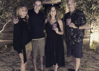 Συνάντηση του πρωθυπουργού με τον… Έλληνα πολίτη Τομ Χανκς στην Αντίπαρο