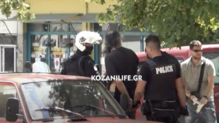 Κοζάνη: «Σηκωτός» στον εισαγγελέα ο δράστης της επίθεσης με τσεκούρι στους εφοριακούς (video)