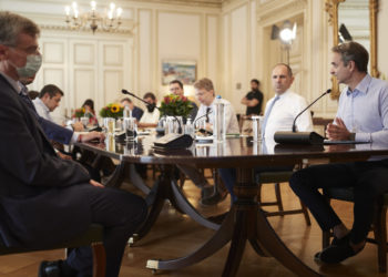 Ευρεία σύσκεψη στο Μέγαρο Μαξίμου για την εφαρμογή των μέτρων για τον κορονοϊό