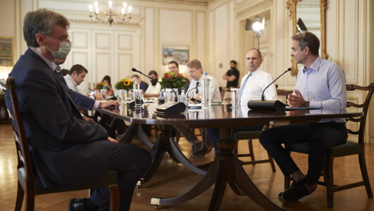 Ευρεία σύσκεψη στο Μέγαρο Μαξίμου για την εφαρμογή των μέτρων για τον κορονοϊό