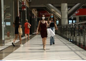 Προς επέκταση το μέτρο της υποχρεωτικής χρήσης μάσκας σε περισσότερους κλειστούς χώρους