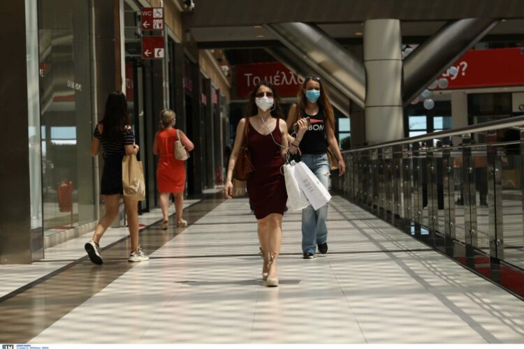 Προς επέκταση το μέτρο της υποχρεωτικής χρήσης μάσκας σε περισσότερους κλειστούς χώρους