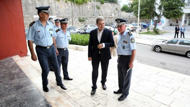 Συσκέψεις Μ. Χρυσοχοϊδη στη Μύκονο: Στο επίκεντρο η ασφάλεια και οι έλεγχοι για πρόληψη του κορονοϊού