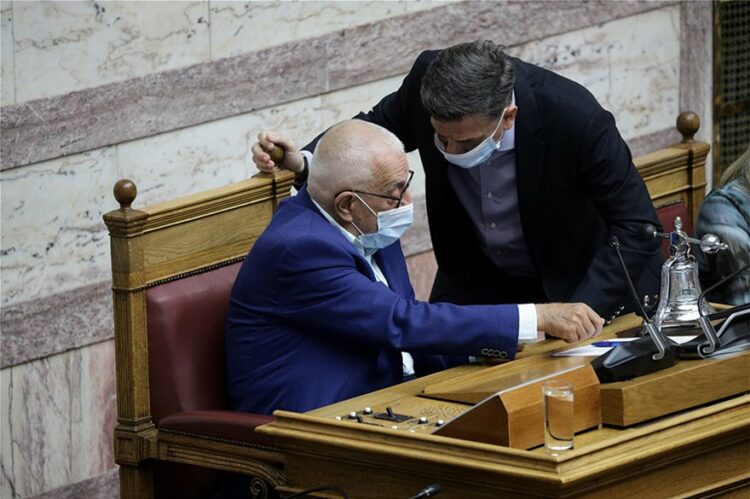 Υποχρεωτική η χρήση μάσκας και στη Βουλή