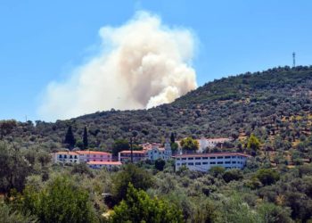 Λέσβος: Μαίνεται για δεύτερη μέρα η πυρκαγιά στα βουνά της Θερμής – Ένας πυροσβέστης τραυματίας
