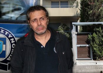 Κατέθεσε o Στέφανος Χίος για τον δράστη της επίθεσης – Φορούσε κουκούλα και είχε σχιστά μάτια
