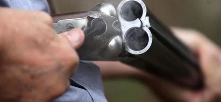 Ηλεία: Πέρασε τον γιο του για αλεπού και τον πυροβόλησε