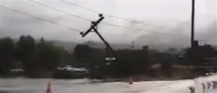 Εύβοια: Η στιγμή που γέφυρα υποχώρεί από την κακοκαιρία (Βίντεο)