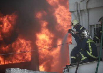 Μεταμόρφωση: Ενισχύονται οι πυροσβεστικές δυνάμεις στο εργοστάσιο πλαστικών