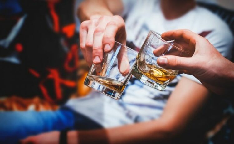 Χαλκιδική: Θετικοί στον κορονοϊό εργαζόμενοι σε μπαρ