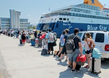 Φεύγουν οι πρώτοι αδειούχοι του Αυγούστου – Αυξημένη κίνηση στο λιμάνι του Πειραιά