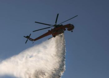 Ικαρία: Εκκενώθηκαν το βράδυ οικισμοί – Ενισχύθηκαν οι πυροσβεστικές δυνάμεις