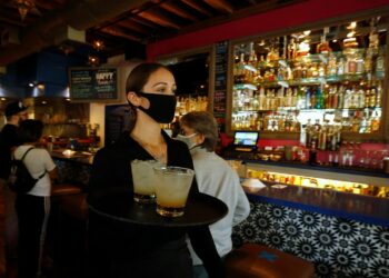 Κορονoϊός – Σε ισχύ από σήμερα τα νέα μέτρα: Χωρίς όρθιους πελάτες μπαρ και κέντρα διασκέδασης