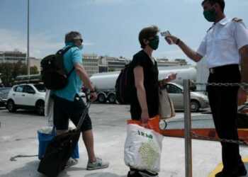 Σκιάθος: Στρατιωτικός δεν φορούσε μάσκα στο πλοίο και δεν έδινε τα στοιχεία της για το πρόστιμο