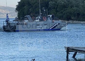 Φωτιά στην Κέρκυρα: Σκάφη του λιμενικού απομακρύνουν λουόμενους