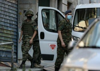 Εξάρχεια: Βρέθηκε χειροβομβίδα σε πατάρι – Κλιμάκιο του στρατού στο σημείο