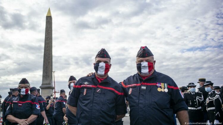 Γαλλία: Υποχρεωτική η χρήση μάσκας στους χώρους εργασίας από 1η Σεπτεμβρίου