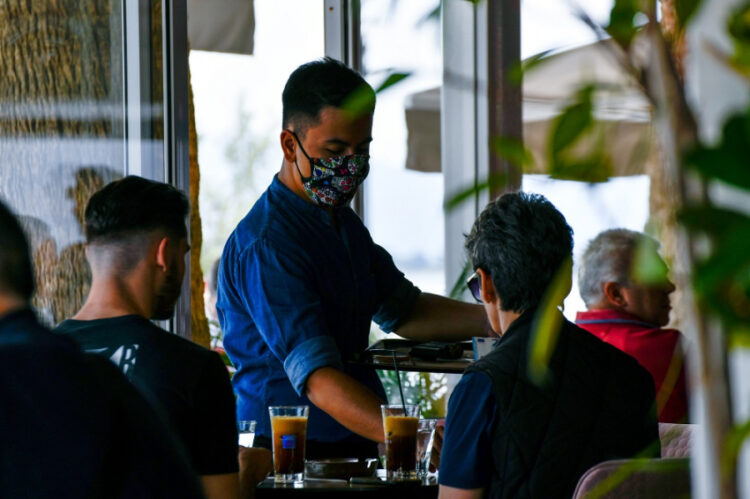 Κορονοϊός – Νέα μέτρα: Σε ποιες περιοχές θα κλείνουν τα μαγαζιά στις 12 το βράδυ