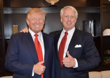 Πέθανε ο αδερφός του Τραμπ, αλλά εκείνος έπαιζε γκολφ