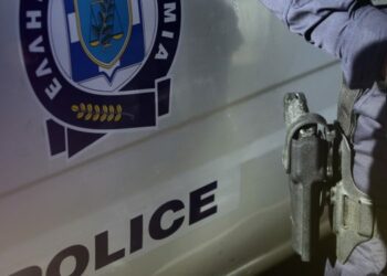Κρήτη: 29χρονη προσπάθησε να σκάσει λάστιχα περιπολικού επειδή αστυνομικοί έκαναν έλεγχο