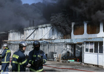 Καίει για δεύτερη μέρα η φωτιά στη Μεταμόρφωση: Κατέρρευσε μέρος του κτιρίου – Ανησυχία για τοξικό νέφος