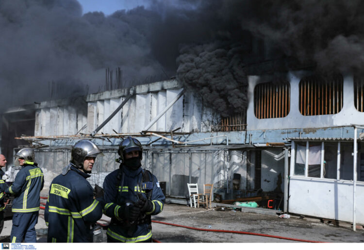 Καίει για δεύτερη μέρα η φωτιά στη Μεταμόρφωση: Κατέρρευσε μέρος του κτιρίου – Ανησυχία για τοξικό νέφος